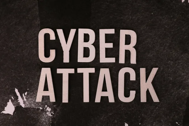 Text 'Cyber Attack' on textured dark paper highlights digital security threat concept. Incidentplan för it-säkerhet i småföretag